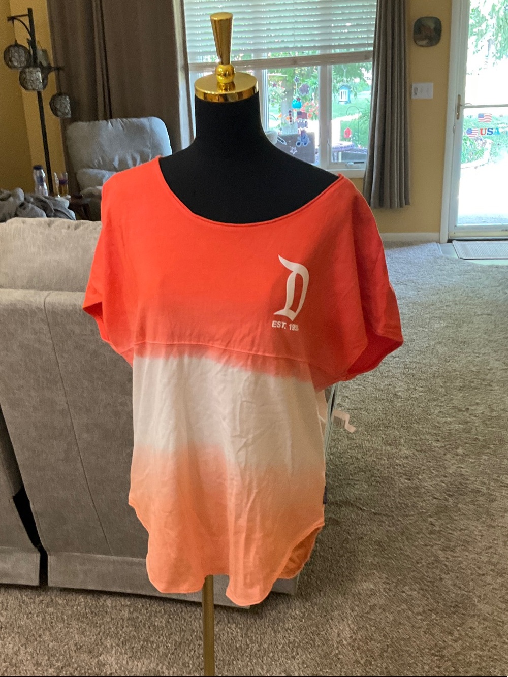 NWT Disney Parks Women’s Size Medium Tee, Super Cute!
